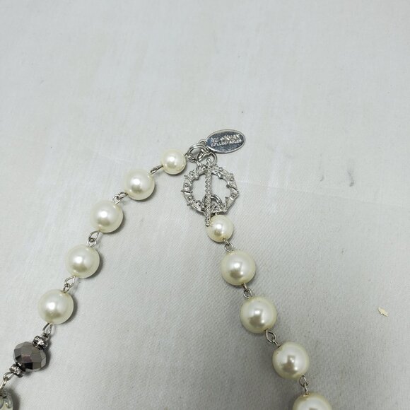 Ali Khan multi row crystal glass and pearl neck on silver chain with gift box - Picture 5 of 8
